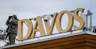 Скандал в Давосе: основателя ВЭФ обвиняют в домогательствах, растратах и издевательствах