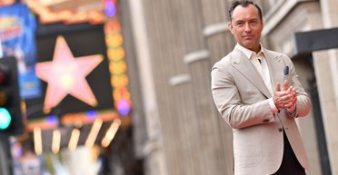 Кремлівський чарівник: у мережу потрапили перші фото Джуда Лоу в образі Володимира Путіна