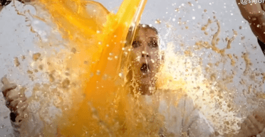 Селін Діон облили апельсиновим соком під час зйомок (відео)