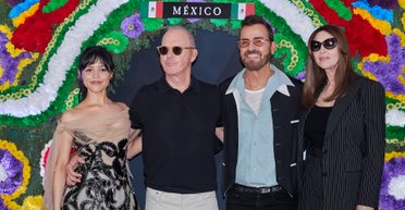 Дженна Ортега та Моніка Беллуччі відвідали фотокол "Бітлджюс Бітлджюс" (фото)