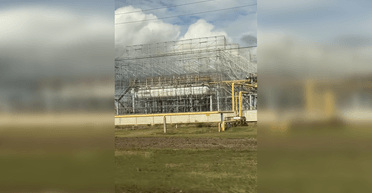 Накривають металевими конструкціями: росіяни намагаються захистити НПЗ від дронів (відео)