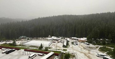 День Независимости в Карпатах: на горе Поп Иван выпал снег (фото)