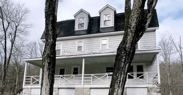 Усе ще накритий стіл: міський дослідник знайшов будинок, "застиглий у часі" (відео)