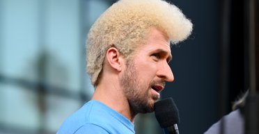 Раян Гослінг вийшов на червону доріжку в образі Бівіса (відео)