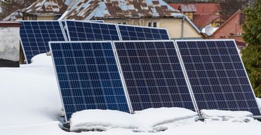 Потеря КПД на 50% и эффект альбедо: как солнечные панели работают зимой и что нужно учесть