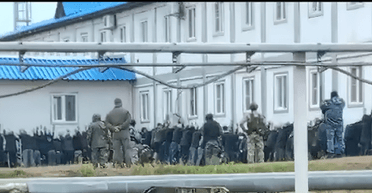 На вертолетах и с оружием: в России неизвестные захватили нефтекомпанию, — росСМИ (видео)