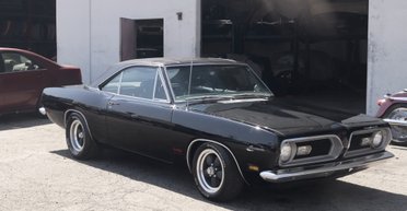 Не ездил 20 лет: в старом гараже обнаружили раритетный спорткар 60-х за $130 000 (видео)