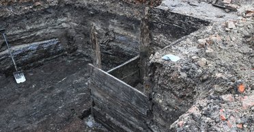 Нашли капсулу времени: археологи обнаружили средневековые артефакты на месте строительства будущего театра (фото)