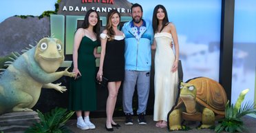 Адам Сендлер зʼявився на публіці з дружиною та доньками (фото)