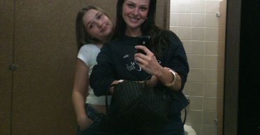 Нікола Пельтц показала кумедні селфі з Гарпер Бекхем (фото)