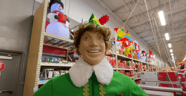 "Страшнее, чем на Хэллоуин": покупатели в ужасе от рождественского робота-эльфа (видео)