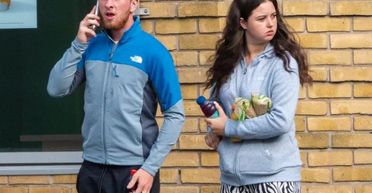 "Просто масажувала йому ногу": парочку зняли з літака через аморальну поведінку (фото)