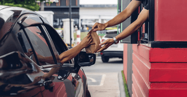 Жінка знайшла на коробці з продуктами записку з одного слова: найцікавіше сталося потім