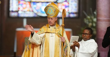 Архиепископ Кентерберийский, венчавший принца Гарри, уходит с поста после скандала с педофилом