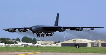 Ветерани протистоять Китаю: США направили на Гуам бомбардувальники B-52H Stratofortress