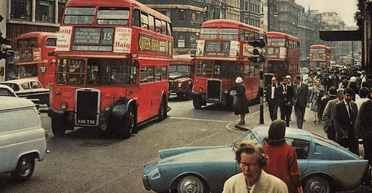 Із іншої епохи: загадковий спорткар на знімку 1960 року спантеличив людей (фото)