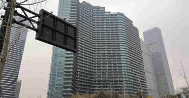 Готель перетворили на місто: який вигляд має будинок, у якому мешкають 20 000 людей (відео)