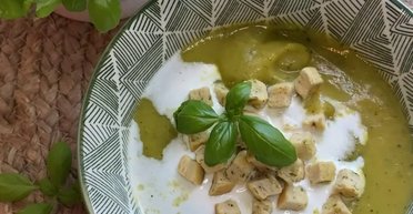 Сезонні страви: рецепт крем-супу з кабачків із грінками