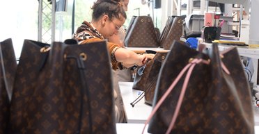 Заставила пересчитывать: как китаянка проучила высокомерных продавцов в модном бутике