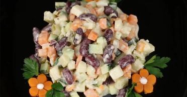 Бюджетно, вкусно и необычно: соленые и свежие огурцы в одном салате