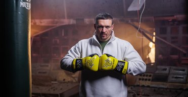 Александр Усик провел тренировку на разрушенной ТЭС ДТЭК