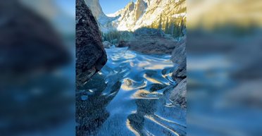 Ледяные волны: видео редкого природного явления собрало миллионы просмотров