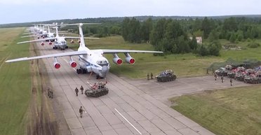 Як перед нападом на Україну в 2022 році: Росія доставляє до Білорусі військові вантажі (інфографіка)