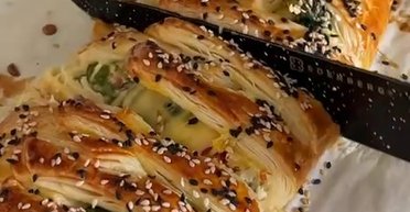 Дуже швидкий пиріг із помідорами та зеленню: покроковий рецепт