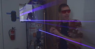 Швидкість світла було спіймано на відео: вчений провів експеримент у власному гаражі (відео)