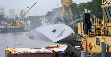 В Індії загорівся бойовий корабель: що сталося з фрегатом Brahmaputra (відео)
