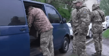 Житель Харькова выпал из окна после задержания ТЦК, его адвокату сломали ногу, — СМИ