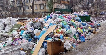 Не хватает даже уборщиков: оккупированный Донецк утопает в мусоре, — ЦНС