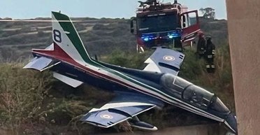 Показательный полет: в Италии три реактивных самолета Aermacchi столкнулись в воздухе (видео)