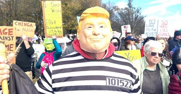 "Трамп продал Украину": на улицы Вашингтона вышли тысячи протестующих (фото)