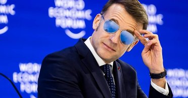 Окуляри Макрона викликали фурор не тільки в Давосі: виробник заробив мільйони (відео)