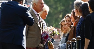 Король Чарльз ІІІ та королева Камілла прибули у Шотландію (фото)