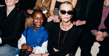 Стильные и красивые: Шарлиз Терон пришла на показ Dior вместе с дочкой