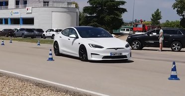 Електромобіль Tesla Model S впорався зі складними тестами на керованість (відео)