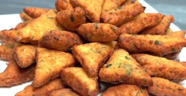 Швидкий і ситний перекус: рецепт сирних трикутників