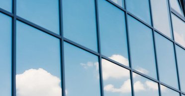 Дивний матеріал: чи дійсно скло є рідиною і як ми можемо бачити крізь нього