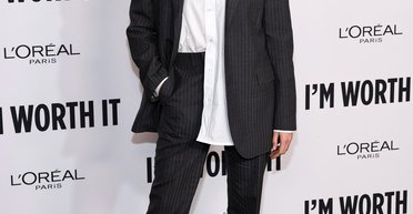 Кара Делевинь в шикарном костюме посетила мероприятие L'Oreal Paris (фото)