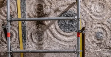 Туристы десятки лет оставляли граффити на сверхважном артефакте в Храме Гроба Господня (фото)