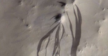 Вода на Марсі: вчені розгадали секрет таємничих темних смуг на Червоній планеті (фото)