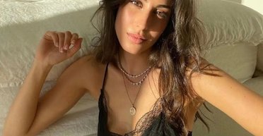 Дівчина Бреда Пітта приміряла найпрактичніший ансамбль для прогулянки на вулиці (фото)