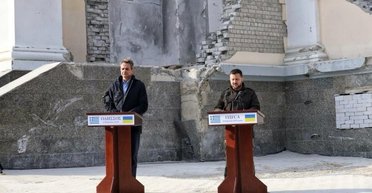 У партнеров есть другие виды оружия: Зеленский прокомментировал нехватку снарядов для ВСУ (видео)