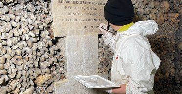 Просто сбрасывали тела: ученые раскрывают мрачные тайны катакомб в Париже