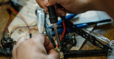 Сэкономил на деталях: производитель из Киевской области поставил ВСУ тысячу бракованных FPV-дронов (фото)