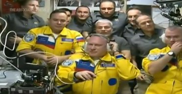 "Накопилось много желтого". Космонавты РФ прибыли на МКС в символических желто-голубых комбинезонах