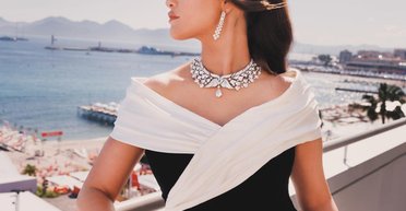 Старий гламур: Селена Гомес у розкішній сукні вийшла на червону доріжку в Каннах (фото)