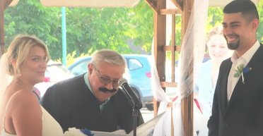 "Бабусі й дідусі": молода пара одружилася в оточенні 200 людей похилого віку (відео)